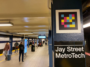 Voorbeeld van een NaviLens code die in een metrostation in New York te zien
is.