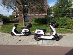 Asociale scooters staan geparkeerd  op de
geleidelijn.