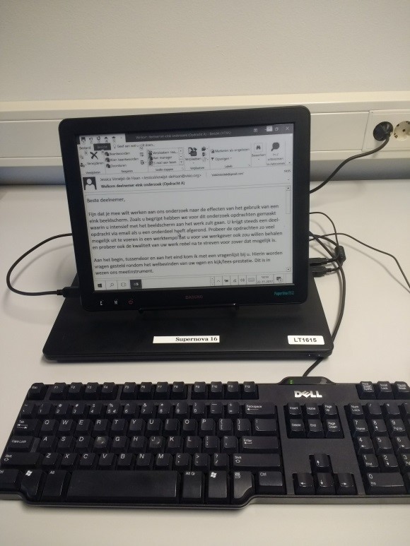 Laptop met Dasung scherm met tekst