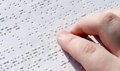Vinger op een tekst in braille