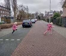 Zonder hemianopsie: Twee kinderen steken de straat over, beiden worden gezien.