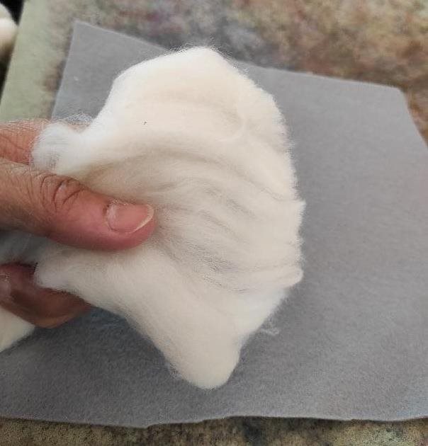 Neem streng wol in je hand, zo’n 10 cm vanaf hett uiteinde.