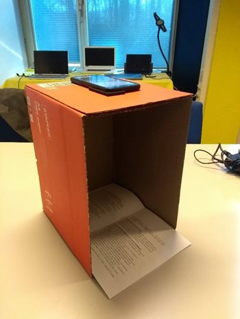 Kartonnen doos omgebouwd tot
scanhulp