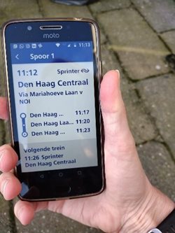 Smartphone met daarop routeinformatie voor de
trein
