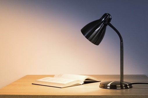 bureaulamp met boek 
