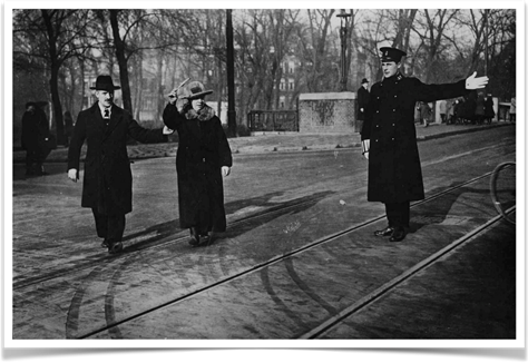 voetgangster steekt over met blindenvlaggetje, foto uit het
verleden