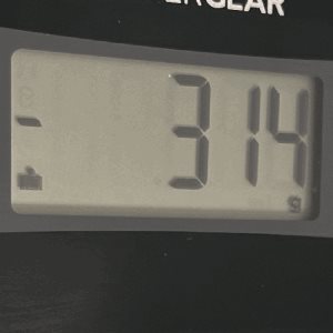 Foto van display weegschaal. Grote cijfers 314 en gram weergegeven op het
display.