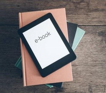 e-reader op stapel boeken