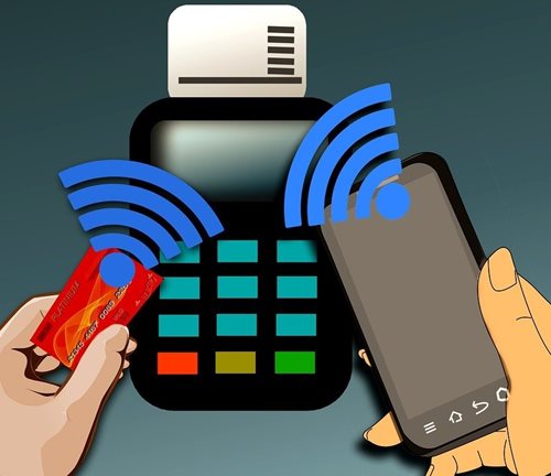 Mobiel pinapparaat met betaalpas en telefoon, klaar om contactloos te
betalen.