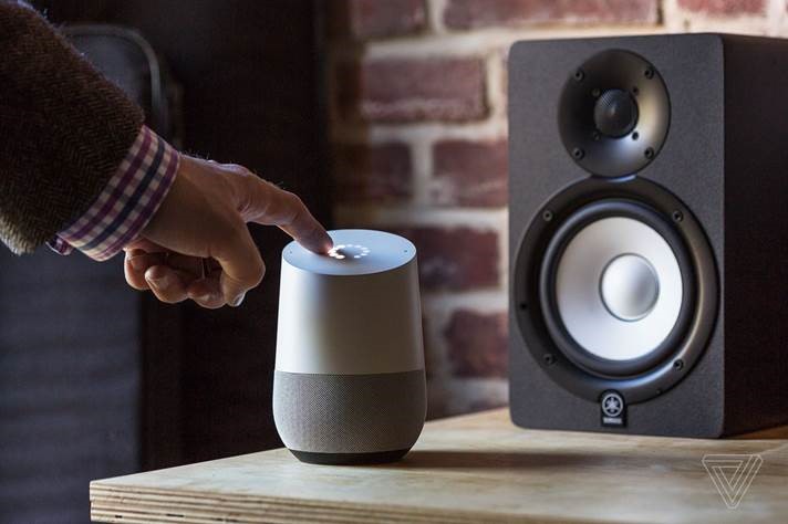 Google Home slimme speaker met daarnaast een ouderwetse niet slimme
speaker