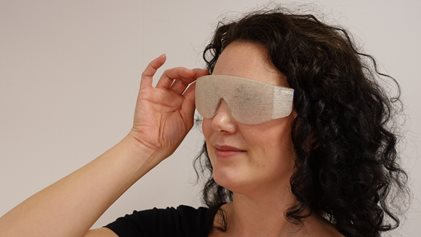 Vrouw met afgeplakte bril voor haar
ogen