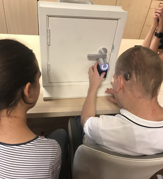 Twee jeugdigen testen het codepaneel van de Nuki Smart
Lock