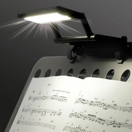 Oplaadbare lessenaar lamp verlicht een
partituur.