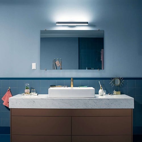 Philips Hue Adore Badkamer Spiegellamp verlicht een
badkamermeubel.