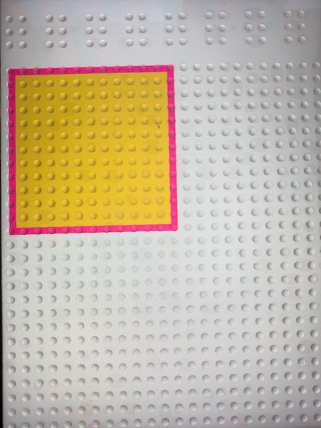Feelif Shape spel dat een geel vierkant laat zien met een rode rand. Vierkant
staat linksboven in beeld en je ziet de bolletjes dus over het vierkant
heen.
