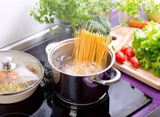 Spaghetti kokend in een pas op een
inductiekookplaat