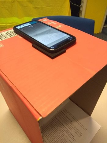 Kartonnen doos omgebouwd tot scanhulp, iPhone erop geplaatst
