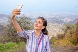 Afbeelding van vrouw die selfie maakt