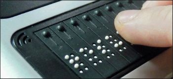 De braillecellen van een brailleleesregel in
detail