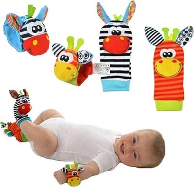 baby met babyrammelaar sokjes en armbandjes
(bol.com)