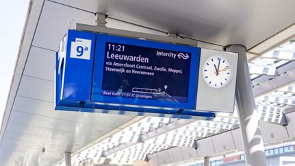 Reisinformatiebord in donkere
modus