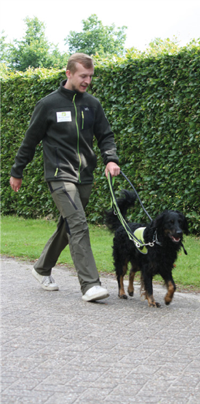 Trainer loopt met
blindengeleidehond