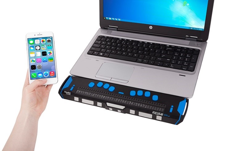 Laptop en iPhone met
brailleleesregel