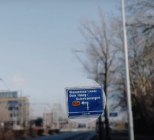 Afbeelding met buitenshuis, hemel, boom, tekst Door AI gegenereerde inhoud is mogelijk onjuist.