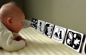 baby kijkt naar plaatjes