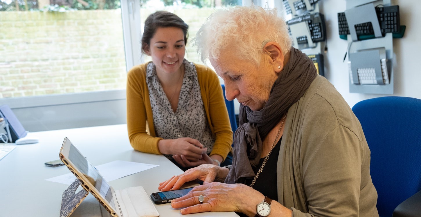 Slechtziende vrouw en Visio professional tijdens een ict
training.