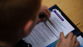 Jongen met CVI leest met behulp van een
regrette