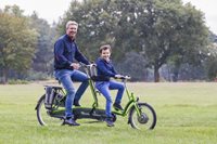 Vader met zoon op tandem