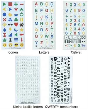 Een overzichtsfoto van de overige vijf sticker vellen van Hable Stactiles,  verdeeld in twee rijen. Bovenin staan drie vellen: 'Iconen' (een kleurrijke mix van symbolen), 'Letters' (kleurrijke letters A-Z met braillepunten) en 'Cijfers' (cijfers 0-9 in kleur met braille en rekensymbolen). Onderin liggen twee vellen: 'Kleine braille letters' (een vel met kleine stickers met braille-stippen) en 'QWERTY toetsenbord' (stickers met zwarte letters op een witte achtergrond, specifiek voor alle toetsen van een laptop of toetsenbord). De vellen zijn onderaan voorzien van een tekstlabel met de naam van de set.