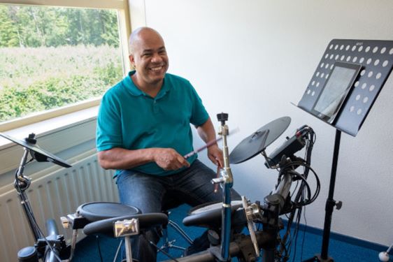 Slechtziende man die drummen
leert