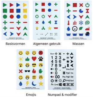 Een overzichtsfoto van vijf verschillende sticker vellen van Hable Stactiles, verdeeld in twee rijen. Bovenin staan drie vellen naast elkaar: 'Basisvormen' (met kleurrijke geometrische figuren), 'Algemeen gebruik' (met diverse iconen) en 'Wassen' (met was-symbolen zoals temperatuur en wol). Onderin staan twee vellen: 'Emojis' (met smileys en symbolen zoals een hartje en bliksem) en 'Numpad & modifier' (met zwarte tekens op witte stickers voor computertoetsen). Elk vel is gelabeld met de bijbehorende categorienaam eronder.