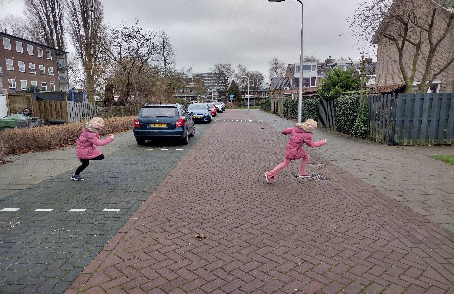 Met hemianopsie links: Twee kinderen steken de straat over, het kind aan de linkerzijde van het gezichtsveld wordt niet gezien.