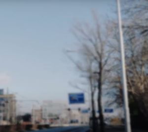 Afbeelding met buitenshuis, hemel, boom, Hoogspanningslijn Door AI gegenereerde inhoud is mogelijk onjuist.