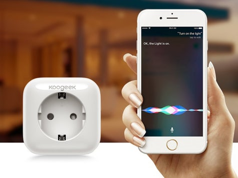 Slimme stekker met een iPhone met
Siri.
