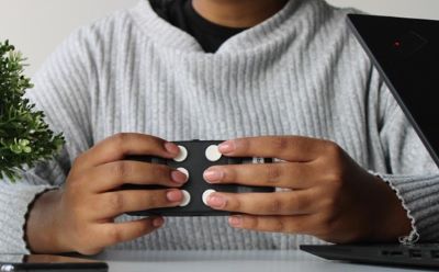 Hable die wordt vastgehouden met zes vingers op de
bedieningsknoppen.