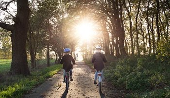 Twee meisjes op de fiets