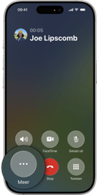 Een iPhone met een actief telefoongesprek en de optie om op de knop 'Meer' te
tikken.