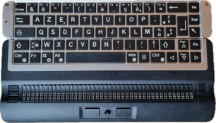 De Activator met
opengeklapt toetsenbord, een brailleleesregel met 40
braillecellen