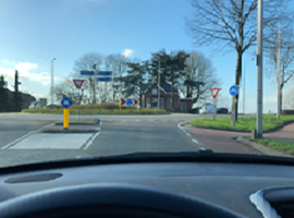 Gezichtsvelduitval links van 20-30 graden. De auto links valt buiten het beeld.