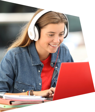 Scholier achter de laptop, ze kijkt
blij