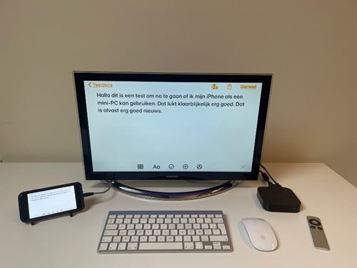 Opstelling bestaande uit een tv-toestel, een Apple-tv, een iPhone, een Apple
bluetooth toetsenbord en  een Apple Magic
Mouse.