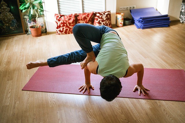 Een man in Yogahouding