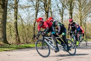 Wielrenners  tijdens een wielerclinic
tandemfietsen