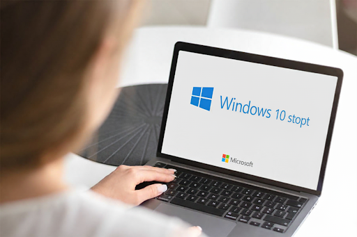 Laptop met de tekst: Windows 10
stopt