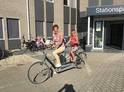 twee mensen op een normale tandem