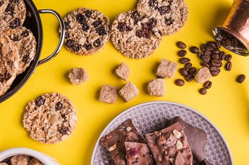 Borden, koekjes, suikerklontjes op
tafel